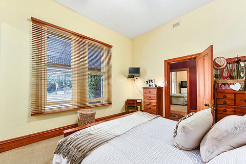 Bay Road - Walk To Blue Lake, CBD And Coffee Shops - Tourism Canberra 1