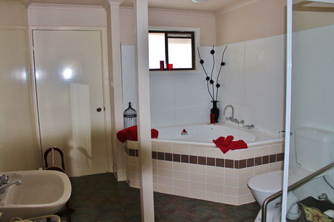 Dartmouth Motor Inn - Tourism Canberra 0
