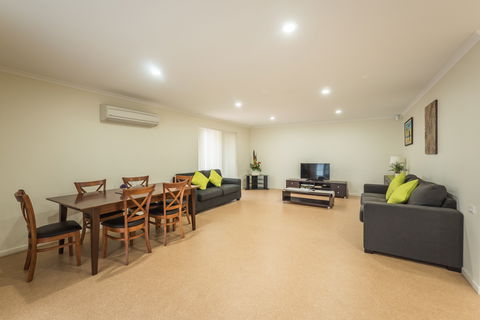 Glenn Moore Accessible Accommodation  Units - Tourism Canberra 0