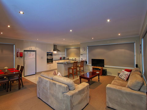 Hobart Villa On Moir - Tourism Canberra 1