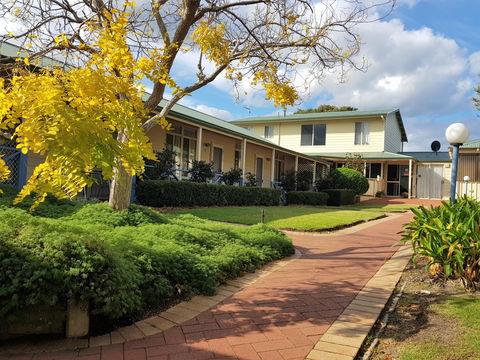 Park Avenue Holiday Units - Tourism Canberra 0