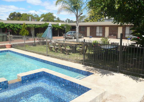 Sportsman Inn Motel - Tourism Canberra 0