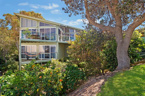 Arty Beach House At Lighthouse Beach - Tourism Canberra 0