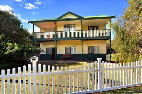 Clemandtines Vintage Beach Estate - Tourism Canberra 0