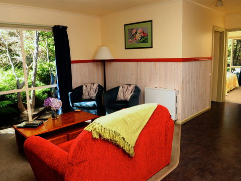 Crays Accommodation - The Esplanade - Tourism Canberra 0