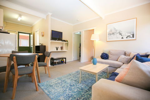 Hylander Holiday Unit - Tourism Canberra 1