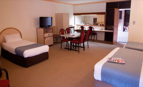 Longreach Motor Inn - Tourism Canberra 2