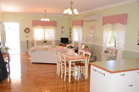 Milford Country Cottages - Tourism Canberra 1