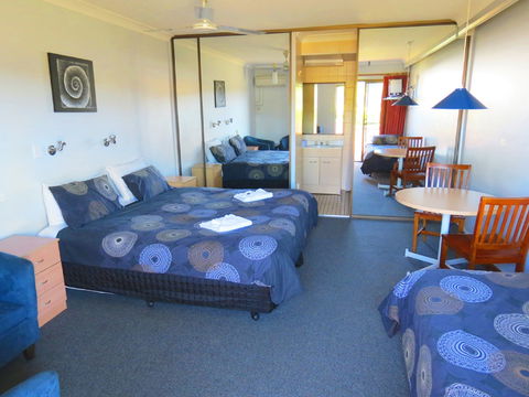 Sisleys Motel - Tourism Canberra 0