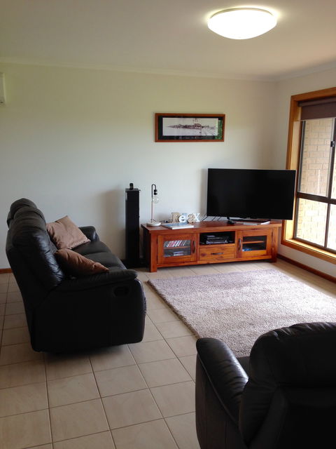 Springs Beach House - Tourism Canberra 0