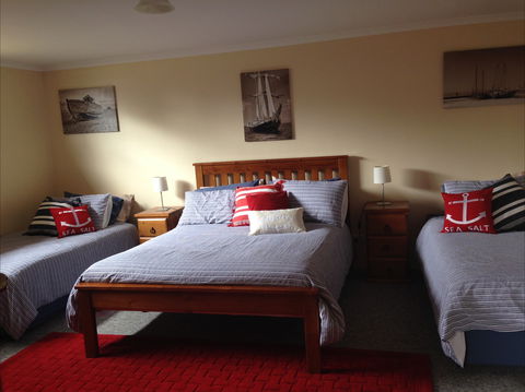 Springs Beach House - Tourism Canberra 1