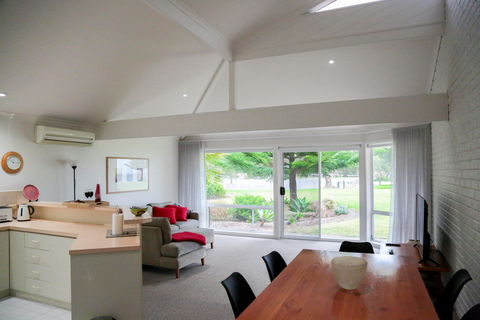 Surfleet Holiday Unit - Tourism Canberra 0