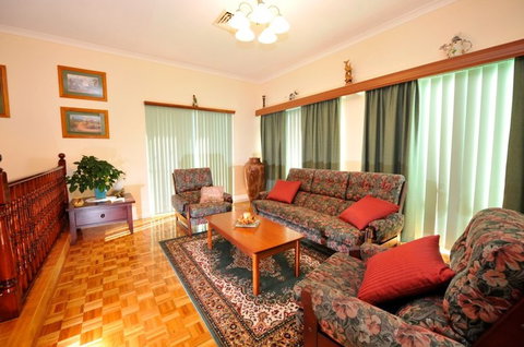 Homestead Bed And Breakfast - Tourism Canberra 0