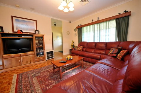 Homestead Bed And Breakfast - Tourism Canberra 1
