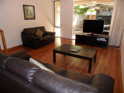Adelaide Serviced Accommodation - Archer Townhouse - Tourism Canberra 0