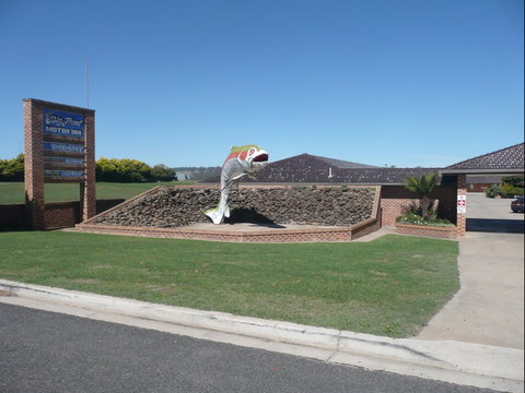 Big Trout Motor Inn - Tourism Canberra 0