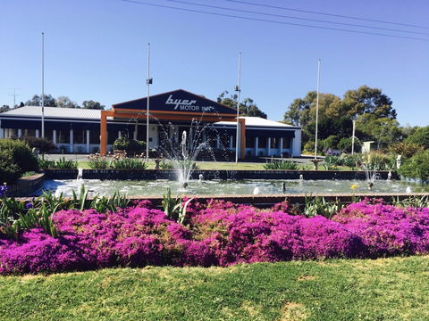 Byer Fountain Motor Inn And Restaurant - Tourism Canberra 0