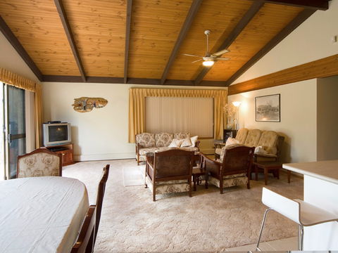 Chisholm Heights CBD Accommodation - Tourism Canberra 0