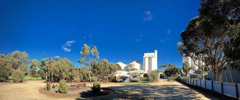 Darke Peak Hotel - Tourism Canberra 0
