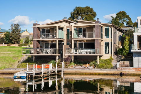 Gippsland Lakehouse - Tourism Canberra 0