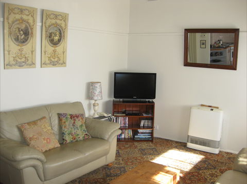 Peel Cottage - Tourism Canberra 1