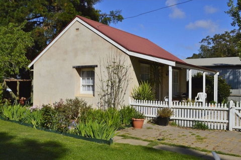 Almond Tree Cottage - Tourism Canberra 0