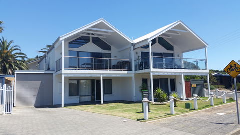 Beachcomber Beachfront  Beach House At Port Elliot On Horseshoe Bay - Tourism Canberra 0