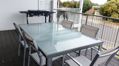 Beachcomber Beachfront  Beach House At Port Elliot On Horseshoe Bay - Tourism Canberra 2