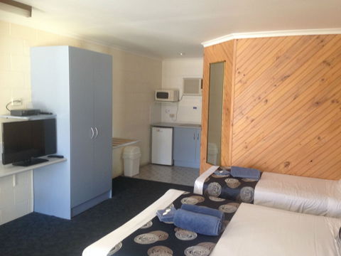Cunningham Shore Motel - Tourism Canberra 2