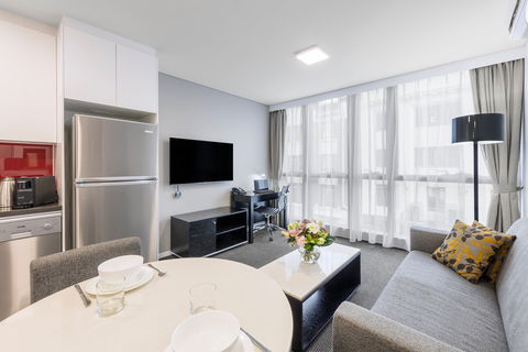 Meriton Suites Adelaide Street, Brisbane - Tourism Canberra 2