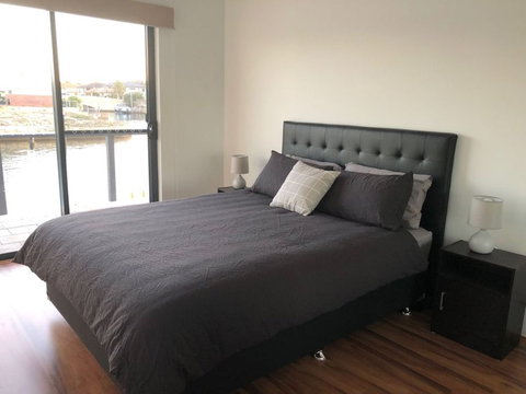 Port Bouvard Retreat - Large Family Friendly Canal Home With Private Jetty - Tourism Canberra 1