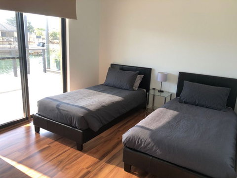 Port Bouvard Retreat - Large Family Friendly Canal Home With Private Jetty - Tourism Canberra 2