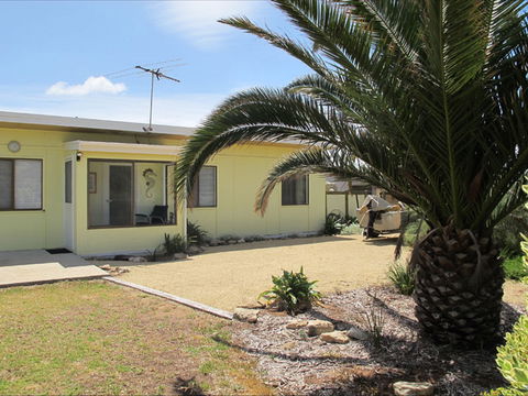 Seahorse Beach Shack - Tourism Canberra 0