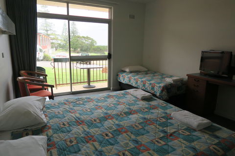 Tathra Hotel - Motel - Tourism Canberra 2