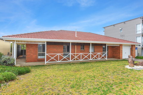 34 Newell Avenue, Middleton - Tourism Canberra 2