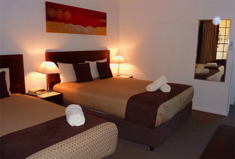 Colonial Lodge Motor Inn - Tourism Canberra 1