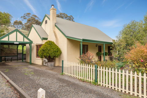 Country Pleasures Bed And Breakfast - Tourism Canberra 0