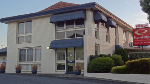 Econo Lodge Hacienda Motel - Tourism Canberra 0