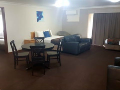 Hilltops Retreat Motor Inn - Tourism Canberra 0