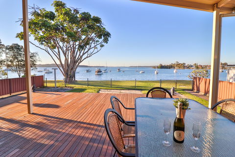 Lakefront Simplicity - Tourism Canberra 0