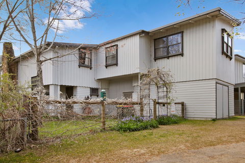 Le Chateau - Tourism Canberra 0