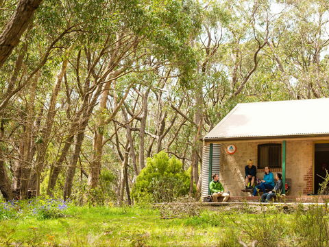 Mount Lofty Cottage YHA - Tourism Canberra 1