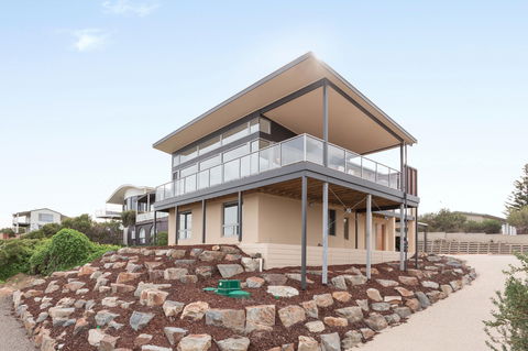 Neighbour Avenue - Tourism Canberra 0