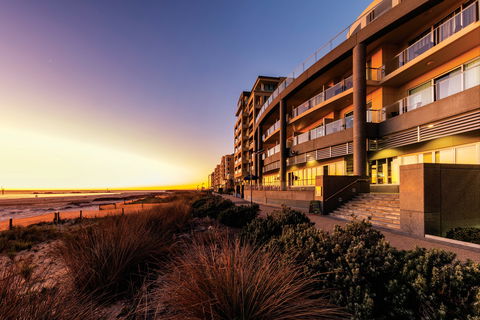 Oaks Glenelg Plaza Pier Suites - Tourism Canberra 0