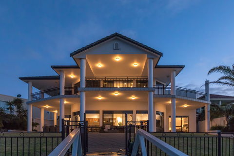 Port Lincoln Marina Luxury Escape - Tourism Canberra 0