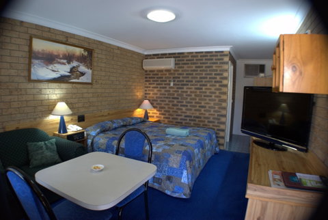 Settlers Motor Inn - Tourism Canberra 1