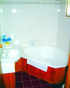 Aristocrat Waurnvale Motel - Tourism Canberra 3