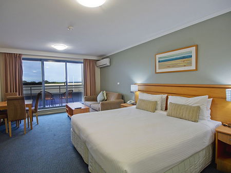 Oaks Waterfront Resort - Tourism Canberra 1