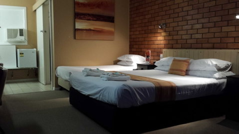 AA Hilldrop Motor Inn - Tourism Canberra 5