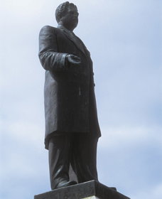 Piesse Memorial Statue - Tourism Canberra 0